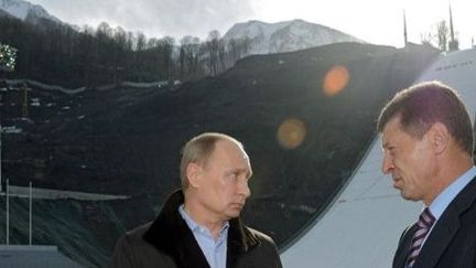 Le président russe Vladimir Poutine et le vice-Premier ministre Dmitri Kozak en visite sur les sites olympiques de Sochi, le 6 février 2013. Derrière eux, le tremplin de saut à ski. (Alexsey Druginyn / RIA Novosti)