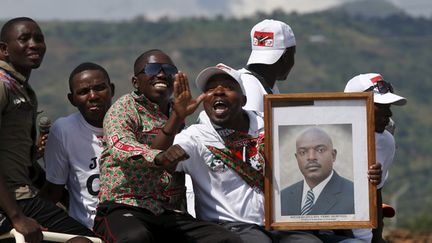 &nbsp; (Des partisans du président burundais ont salué son retour à Bujumbura vendredi  © Goran Tomasevic/Reuters)