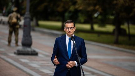 Le Premier ministre polonais,&nbsp;Mateusz Morawiecki, lors d'une visite à Kiev (Ukraine), le 9 septembre 2022. (DIMITAR DILKOFF / AFP)