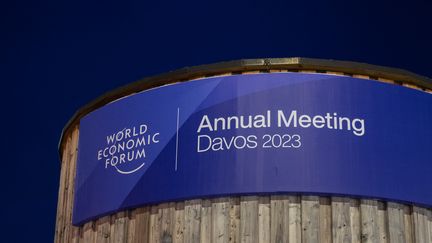 Une affiche pour le Forum économique mondial au Centre des congrès de Davos (Suisse), le 18 janvier 2023. (FABRICE COFFRINI / AFP)