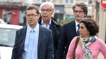 Le docteur Nicolas Bonnemaison (&agrave; gauche) arrive au tribunal de Pau (Pyr&eacute;n&eacute;es-Atlantiques), en compagnie de sa femme et de ses avocats, le 25 juin 2014. (JEAN-PIERRE MULLER / AFP)