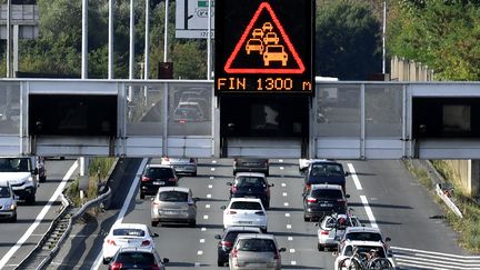 Des voitures sur l'autoroute près de Bordeaux (Gironde), le 12 août 2017. (GEORGES GOBET / AFP)