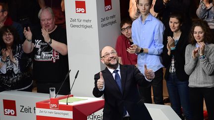 Martin Schulz et des militants du SPD à Berlin, le 21 janvier 2017 (TOBIAS SCHWARZ / AFP)