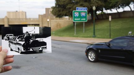 Une photo prise alors que l'ancienne First Lady Jackie Kennedy et un agent des services secrets montent &agrave; l'arri&egrave;re de la limousine apr&egrave;s que le pr&eacute;sident am&eacute;ricain John F. Kennedy a &eacute;t&eacute; touch&eacute; &agrave; la t&ecirc;te est superpos&eacute;e &agrave; l'endroit o&ugrave; s'est d&eacute;roul&eacute;e la sc&egrave;ne &agrave; Dallas (Texas, Etats-Unis), le 10 septembre 2013. (CODY DUTY / AP / SIPA)