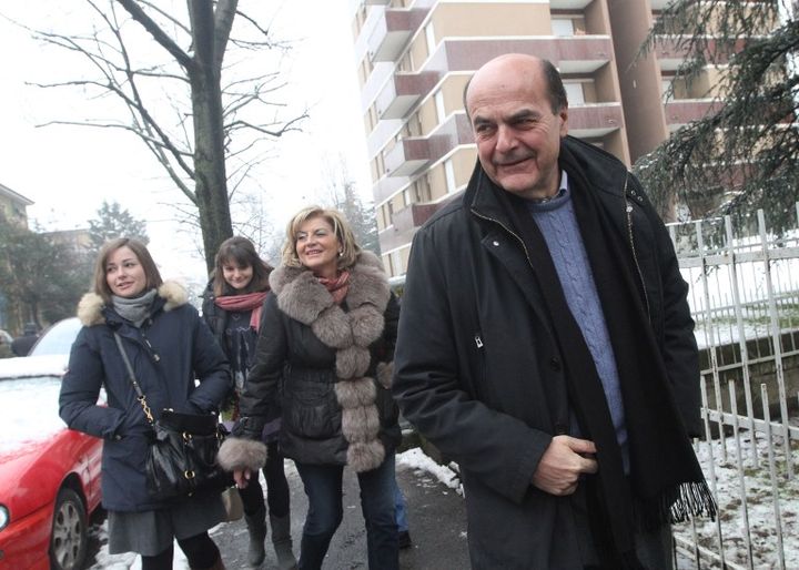 Pier Luigi Bersani,&nbsp;sa femme et leurs filles se rendent &agrave; leur bureau de vote &agrave; Piacenza, en Emilie-Romagne (Italie), le&nbsp;24 f&eacute;vrier 2013.&nbsp; (ALBERTO LINGRIA / AFP)