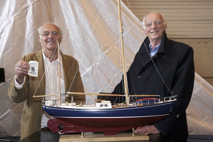 Piet et Staf Wittevrongel devant la maquette du bateau l'Askoy II
 (NICOLAS MAETERLINCK / BELGA / AFP)