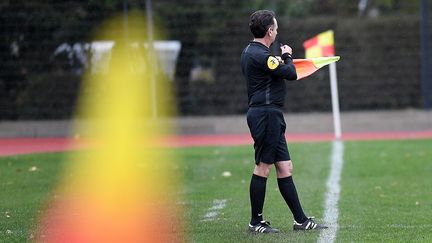 Un arbitre de touche lors d'un match de football amateur (photo d'illustration). (MAXPPP)