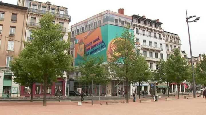 Devant la polémique suscitée par la pub au dessus du Veilleur de Pierre, Delivroo a annoncé le retrait de la bâche avant&nbsp;les commémorations du 8 mai et de la cérémonie du 28 avril.&nbsp; (L'immense pub avec un hamburger va disparaître de la place Bellecour)