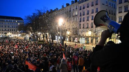 Une manifestation spontanée contre la réforme des retraites organisée à Saint-Etienne (Loire), jeudi 16 mars 2023. (R?MY PERRIN / MAXPPP)