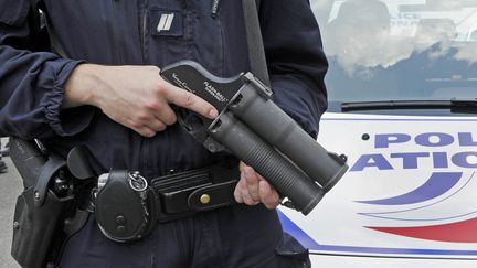 Un policier tient un Flash-Ball, le 2 juillet 2009, lors d'un exercice à La Courneuve (Seine-Saint-Denis). (BERTRAND GUAY / AFP)