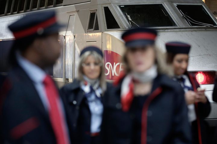 Des agents de la SNCF, le 18 décembre 2014, à Paris. (MAXPPP)