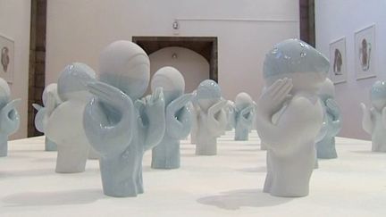 Partager son image disparue, installation de Denis Falgoux : 30 paires de Poupées voilées en porcelaine de Limoges
 (France3/Culturebox)