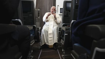 Le pape François, le 13 septembre 2024, dans l'avion qui le ramène d'une tournée en Asie du Sud-Est et Océanie. (GUGLIELMO MANGIAPANE / POOL / VIA AFP)