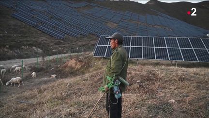 À l'approche des Jeux Olympiques d'hiver de Pékin, des paysans chinois sont contraints par les autorités de céder leurs terres. (CAPTURE D'ÉCRAN FRANCE 2)