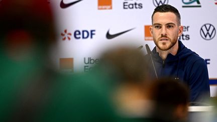 Le milieu de terrain Jordan Veretout donne une conférence de presse à Doha, le 28 novembre, pendant la Coupe du monde de football Qatar 2022. (FRANCK FIFE / AFP)