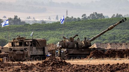 Un obusier de l'armée israélienne déployé le long de la frontière avec la bande de Gaza, près de Sderot, dans le sud d'Israël, le 27 octobre 2023. (JACK GUEZ / AFP)