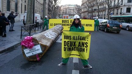 &nbsp; (Action de Greenpeace mercredi matin à Paris © RF / Anne-Laure Barral)