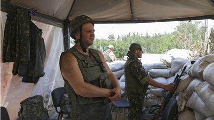 &nbsp; (Des soldats ukrainiens sur leur poste de contrôle non loin de Slaviansk. © MaxPPP / Anastasia Vlasova)