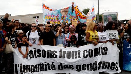 Plusieurs milliers de personnes ont défilé en mémoire d'Adama Traoré, le 21 juillet 2018, à Beaumont-sur-Oise (Val-d'Oise). (FRANCOIS GUILLOT / AFP)