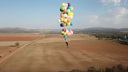 Il survole l'Afrique du Sud en ballons