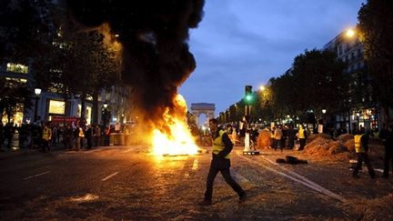 Des jeunes agriculteurs manifestent vendredi 16 octobre sur les Champs-Elysées (AFP / Fred Dufour)