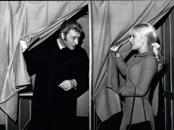 Johnny Hallyday et Sylvie Vartan, ici photographiés en 1965, couple iconique de l'histoire de la musique française. (KEYSTONE PICTURES USA / KEYSTONE MAXPPP)