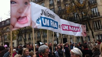 Plusieurs milliers de personnes ont d&eacute;fil&eacute;, samedi 17 novembre 2012 &agrave; Paris contre le projet de loi sur le mariage des homosexuels.&nbsp; (VINCENT DANIEL / FRANCETV INFO)