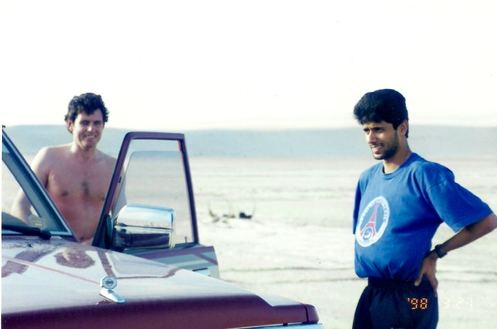 Jacques Hervet et le futur président du PSG, Nasser Al-Khelaïfi, lors d'une virée en voiture dans les dunes qataries, en 1998. (JACQUES HERVET / DR)