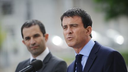 Benoît Hamon et Manuel Valls, le 23 juin 2014 à Blois (Loir-et-Cher). (GUILLAUME SOUVANT / AFP)