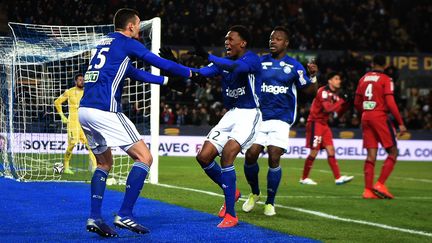 Les Strasbourgeois Ludovic Ajorque et Lebo Mothiba,&nbsp;le 30 janvier 2019 au stade de la Meinau, lors de la rencontre de Coupe de la Ligue contre Bordeaux. (PATRICK HERTZOG / AFP)