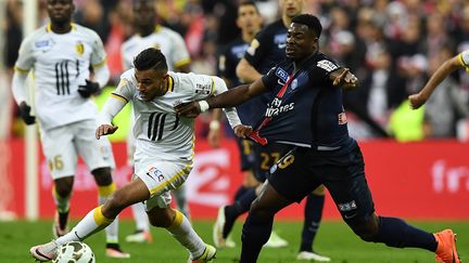 Sofiane Boufal tente de déborder Serge Aurier (FRANCK FIFE / AFP)