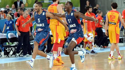 Nicolas Batum (&agrave; gauche) et Florent Pi&eacute;trus (&agrave; droite) c&eacute;l&egrave;brent la victoire de la France en demi-finale de l'Euro de basket contre l'Espagne, le 20 septembre 2013, &agrave; Ljubljana (Slov&eacute;nie). ( MAXPPP)