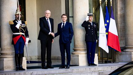 Le Premier ministre libanais, Najib Mikati, et le président de la République française, Emmanuel Macron, le 23 octobre 2024 à l'Elysée. (AMAURY CORNU / HANS LUCAS / AFP)