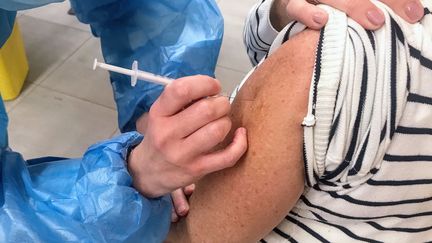 Une personne reçoit une dose de vaccin contre le Covid-19, à Perpignan, le 10 novembre 2021. (ALIA DOUKALI / RADIO FRANCE)