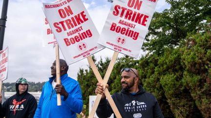 Des membres du syndicat des machinistes de Boeing manifestent devant une usine de l'avionneur, le 13 septembre 2024, à Renton (Washington). (STEPHEN BRASHEAR / GETTY IMAGES / AFP)