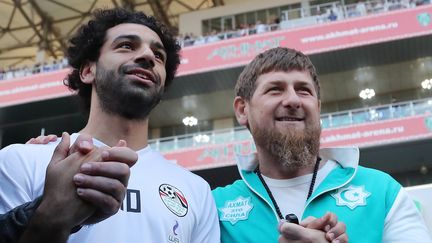 Mohamed Salah (à gauche) footballeur égyptien et Ramzan Kadyrov (à droite) président tchétchène,&nbsp;sur le stade de foot à Grozny (Tchéchénie), le 10 juin 2018.
 (KARIM JAAFAR / AFP)