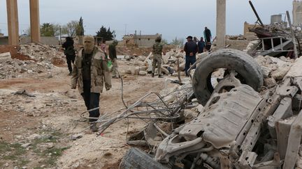 Un combattant rebelle marche au milieu de ruines &agrave; Marea (Syrie), apr&egrave;s un bombardement des jihadistes de l'Etat islamique, le 8 avril 2015. (ZEIN AL-RIFAI / AMC / AFP)