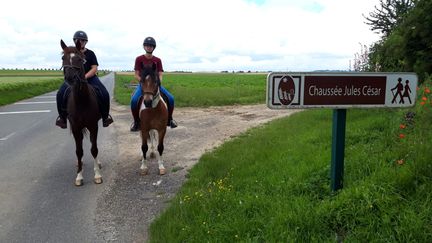 Sarah et Assia découvrent à cheval le&nbsp;parc&nbsp;régional naturel du Vexin français. (SANDRINE ETOA-ANDEGUE / RADIO FRANCE)