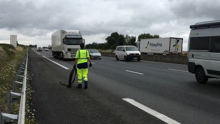 Valérie Tison, patrouilleuse sur les autoroutes A10 et A28 dans le secteur de Tours (Indre-et-Loire), le 26 juillet 2017. (RAPHAEL GODET / FRANCEINFO)