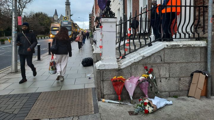 Des fleurs ont été déposée sur le lieu de l'attaque au couteau. (RICHARD PLACE / RADIO FRANCE)