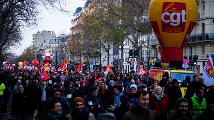 Des milliers de personnes défilent dans Paris contre la réforme des retraites, le 10 décembre 2019. (UGO PADOVANI / HANS LUCAS / AFP)