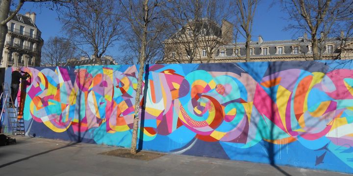 Jo Di Bona au travail place de la République à Paris. 
 (Mateo Vitale/Photo PQR Le Parisien / MaxPPP)