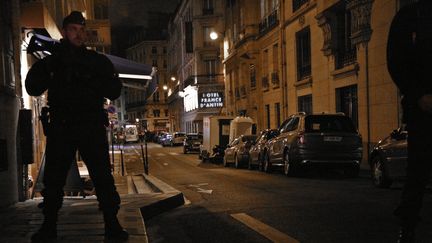 Des policiers montent la garde à proximité du lieu où un homme armé d'un couteau a tué un passant et en a blessé cinq autres, le 12 mai 2018, dans un attentat revendiqué par l'Etat islamique. (ANTHONY DEPERRAZ / AFP)