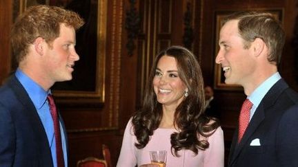 Le prince William et sa femme Kate, duchesse de Cambridge, en compagnie du prince Harry (à gauche), en 2013. (AFP)