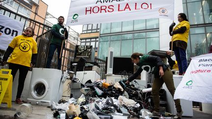 Une action de l'ONG Les Amis de la Terre contre le gaspillage de produits Amazon, en novembre 2018. (AFP)