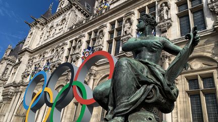 Les anneaux olympiques exposés à côté de la c, devant l'Hôtel De Ville de Paris, le 2 septembre 2022. (BEHROUZ MEHRI / AFP)