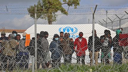 Des réfugiés bloqués&nbsp;au&nbsp;centre d'hébergement temporaire de Pournara,&nbsp;à une vingtaine de kilomètres de la capitale chypriote Nicosie, le 1er février 2021. (CHRISTINA ASSI / AFP)