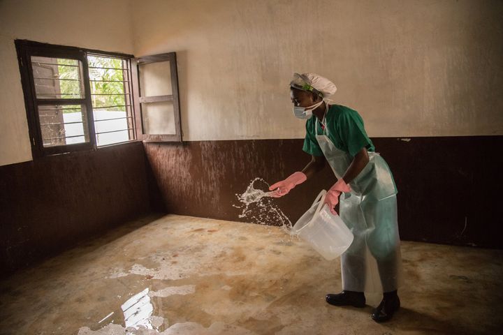 Désinfection dans un centre de soins de Médecins sans Frontières (MSF) dans la région de Lobaya, au sud-ouest de la Centrafrique, le 18 octobre 2018 (CHARLES BOUESSEL / AFP)