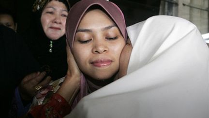 Kartika Sari Dewi Shurkarno encouragée par ses supporters dans la maison de son père, le 24 août 2009 (© AFP Photos)