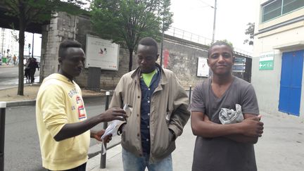 Environ 1 500 migrants campent sur les trottoirs du quartier de la porte de la Chapelle à Paris.&nbsp; (GAELE JOLY / FRANCEINFO)